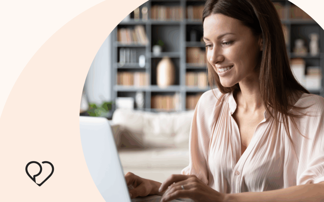 Mitarbeiterin tipp am Laptop im Home Office